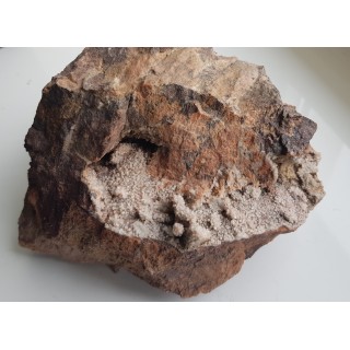 Szczotka kwarcowa w szczelinie w ryolicie z Jedlinki k. Wałbrzycha