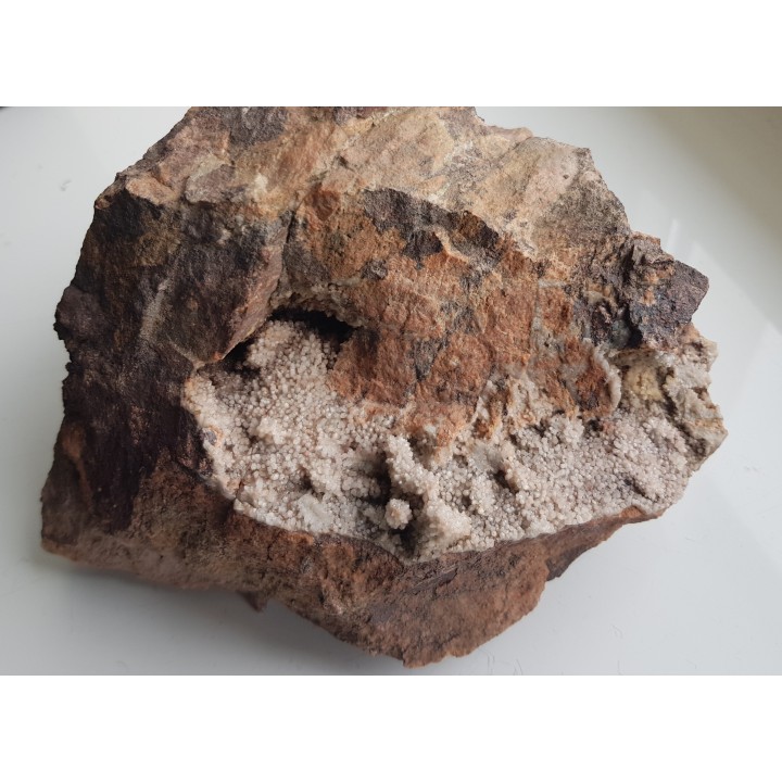 Szczotka kwarcowa w szczelinie w ryolicie z Jedlinki k. Wałbrzycha