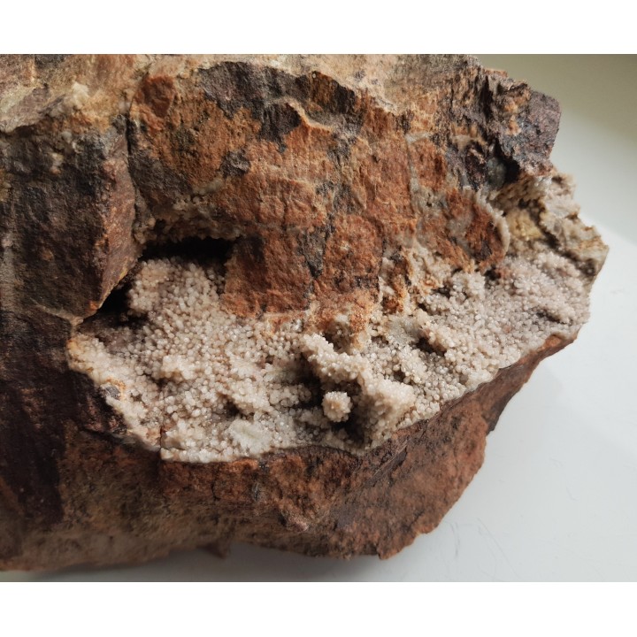 Szczotka kwarcowa w szczelinie w ryolicie z Jedlinki k. Wałbrzycha