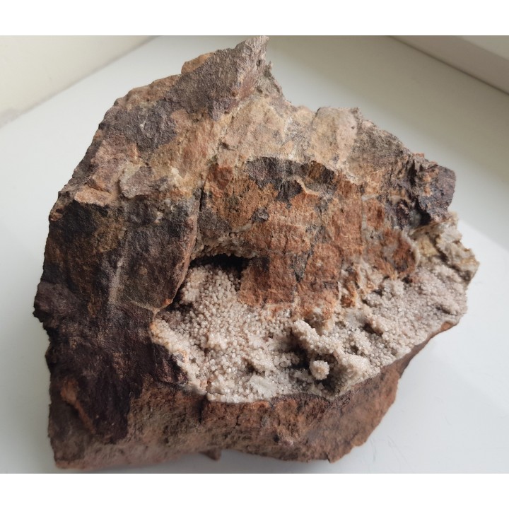 Szczotka kwarcowa w szczelinie w ryolicie z Jedlinki k. Wałbrzycha