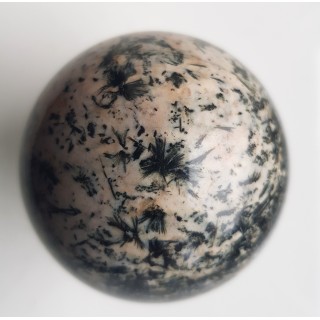 Kula ze skały gedrytowej ze Skisshyttan, Dalarna, Szwecja