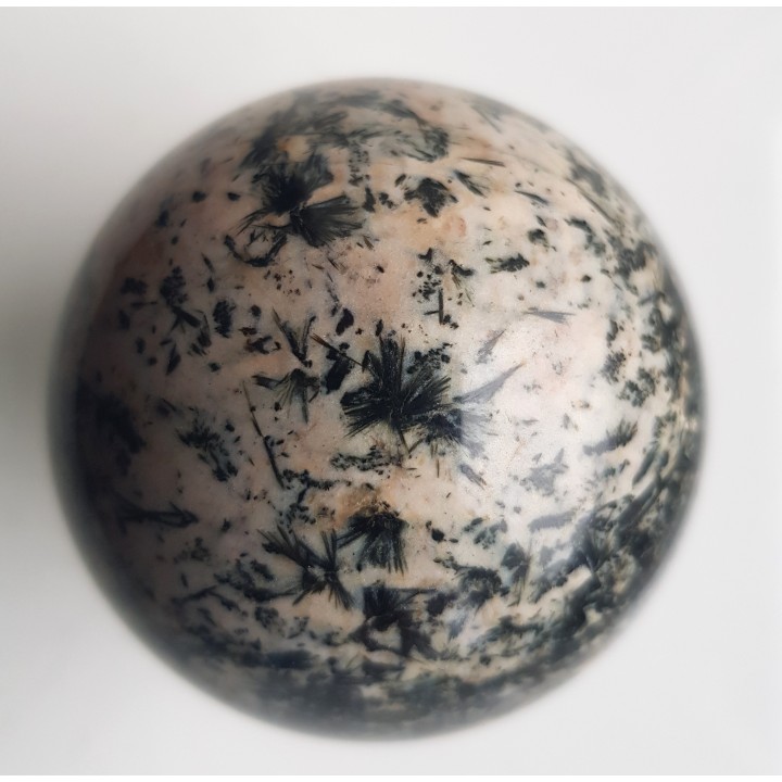 Kula ze skały gedrytowej ze Skisshyttan, Dalarna, Szwecja