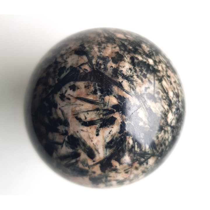 Kula ze skały gedrytowej ze Skisshyttan, Dalarna, Szwecja