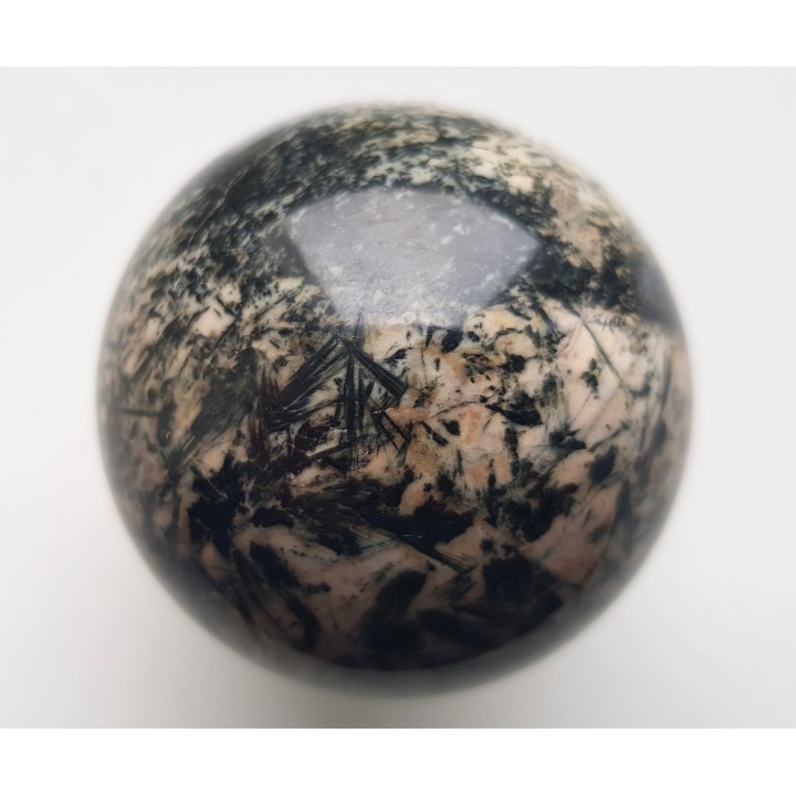 Kula ze skały gedrytowej ze Skisshyttan, Dalarna, Szwecja