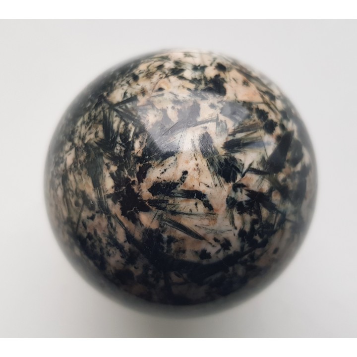 Kula ze skały gedrytowej ze Skisshyttan, Dalarna, Szwecja