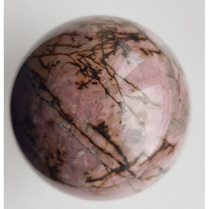 Unikatowa kula z rodonitu z Carlibaba, złoże rud manganu Dadu w Rumunii