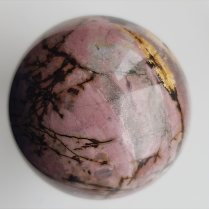 Unikatowa kula z rodonitu z Carlibaba, złoże rud manganu Dadu w Rumunii