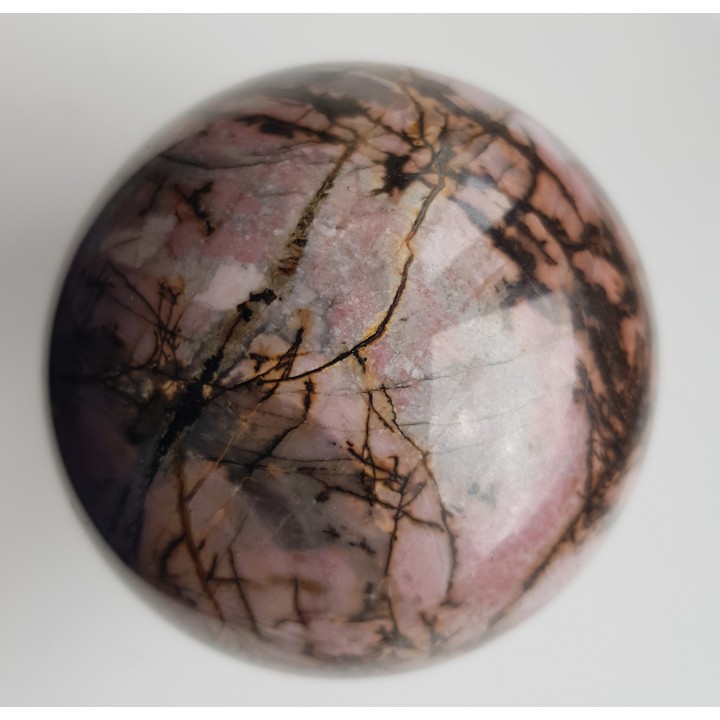 Unikatowa kula z rodonitu z Carlibaba, złoże rud manganu Dadu w Rumunii