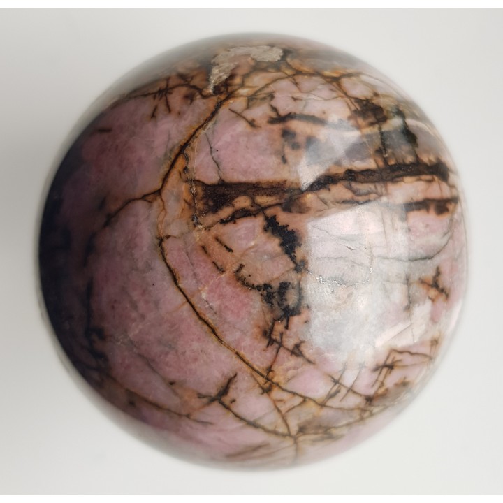 Unikatowa kula z rodonitu z Carlibaba, złoże rud manganu Dadu w Rumunii