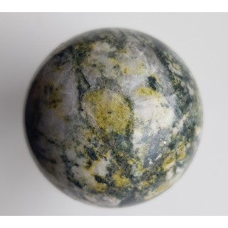 Kula z żyły kwarcowej z amfibolami i żółtym epidotem z Ciechanowic