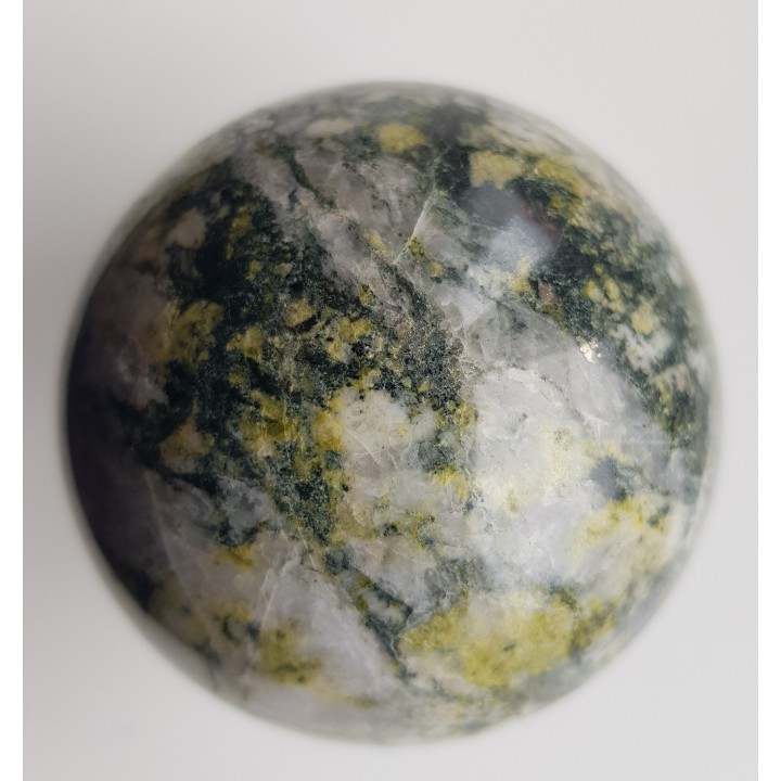 Kula z żyły kwarcowej z amfibolami i żółtym epidotem z Ciechanowic