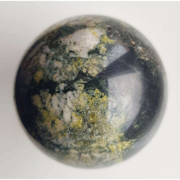 Kula z żyły kwarcowej z amfibolami i żółtym epidotem z Ciechanowic