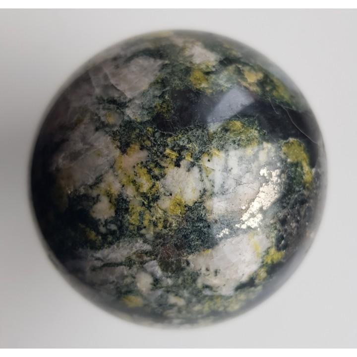 Kula z żyły kwarcowej z amfibolami i żółtym epidotem z Ciechanowic