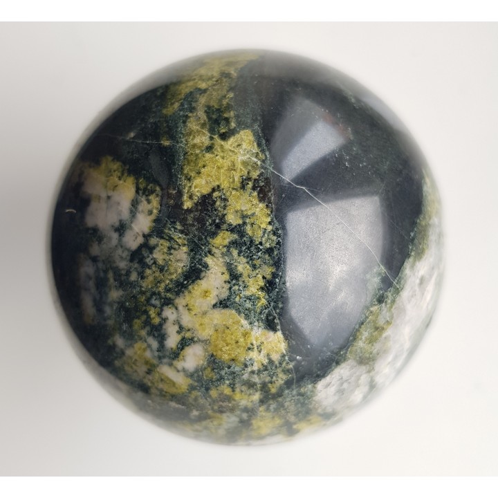 Kula z żyły kwarcowej z amfibolami i żółtym epidotem z Ciechanowic