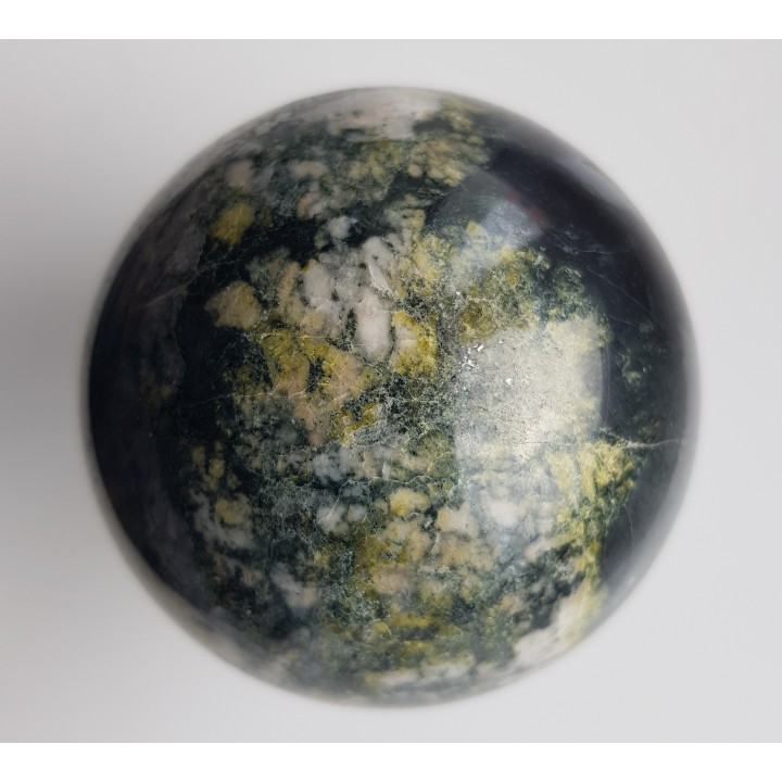 Kula z żyły kwarcowej z amfibolami i żółtym epidotem z Ciechanowic