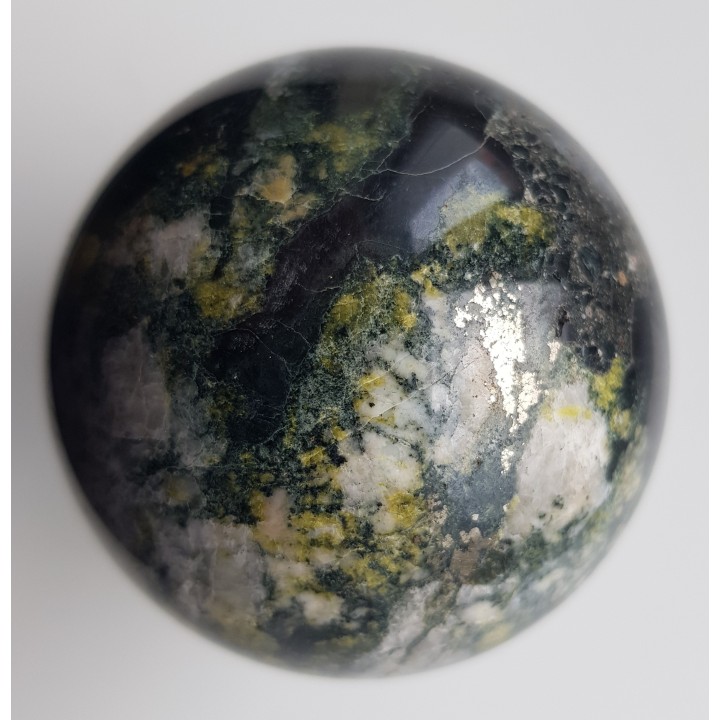 Kula z żyły kwarcowej z amfibolami i żółtym epidotem z Ciechanowic