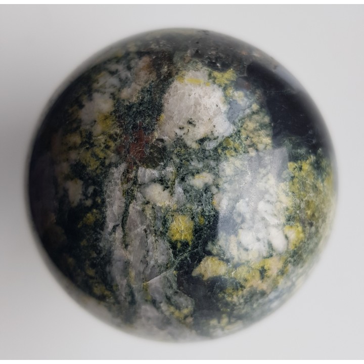 Kula z żyły kwarcowej z amfibolami i żółtym epidotem z Ciechanowic