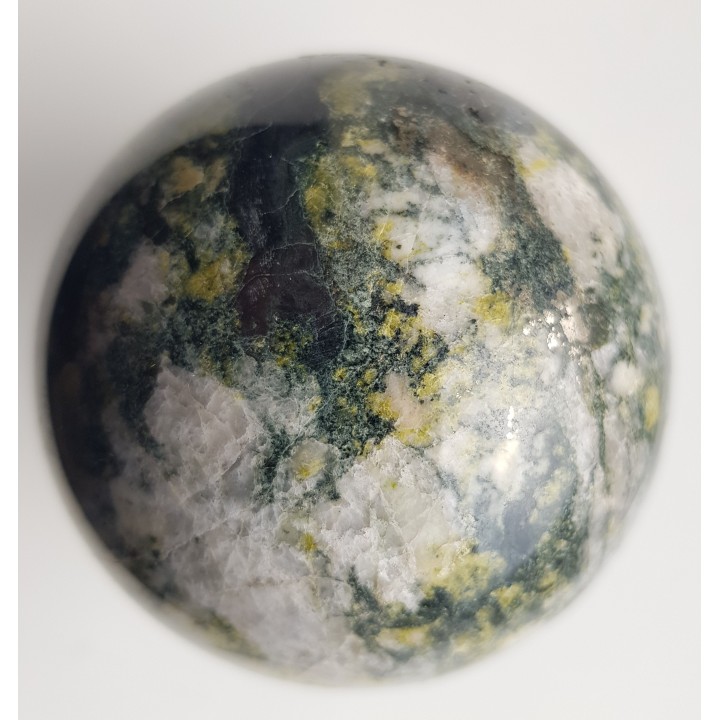 Kula z żyły kwarcowej z amfibolami i żółtym epidotem z Ciechanowic