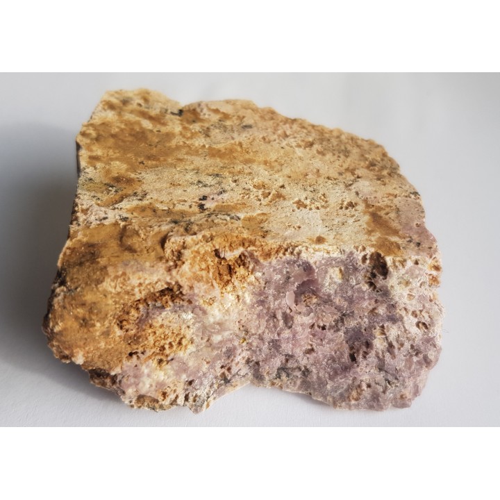 Fioletowy, masywny wezuwian z Jordanowa Śląskiego