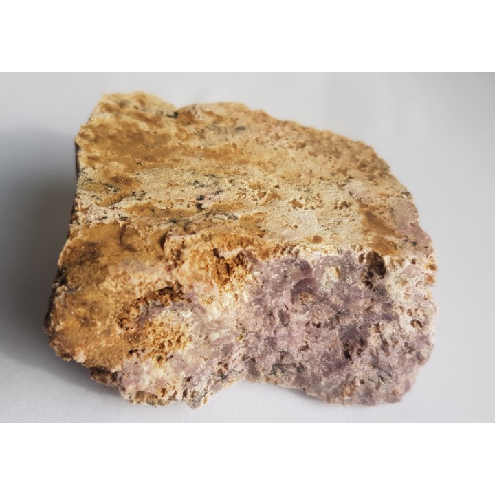 Fioletowy, masywny wezuwian z Jordanowa Śląskiego