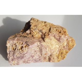 Fioletowy, masywny wezuwian z Jordanowa Śląskiego