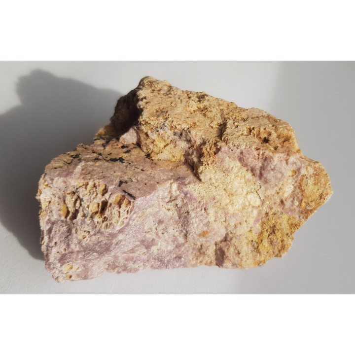 Fioletowy, masywny wezuwian z Jordanowa Śląskiego