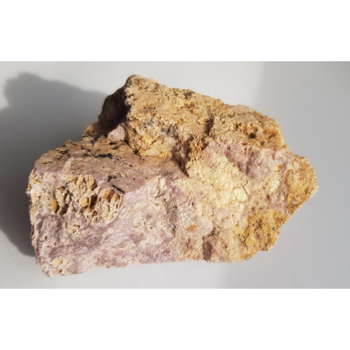 Fioletowy, masywny wezuwian z Jordanowa Śląskiego