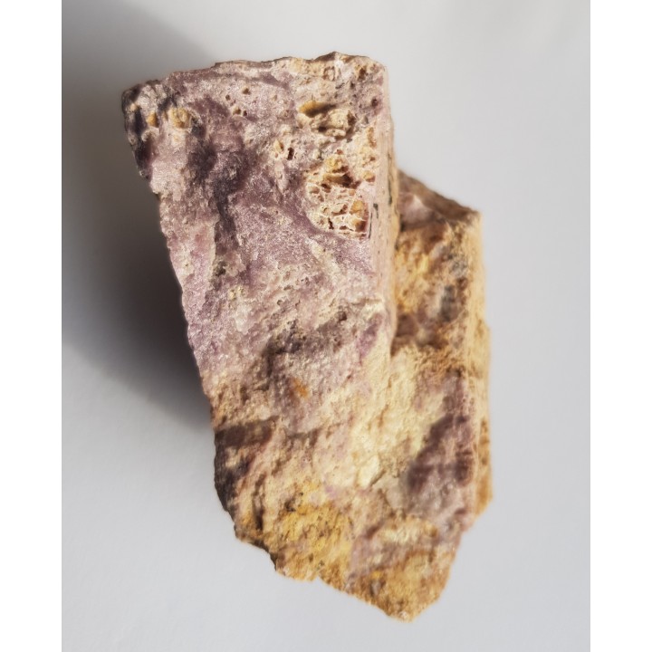 Fioletowy, masywny wezuwian z Jordanowa Śląskiego