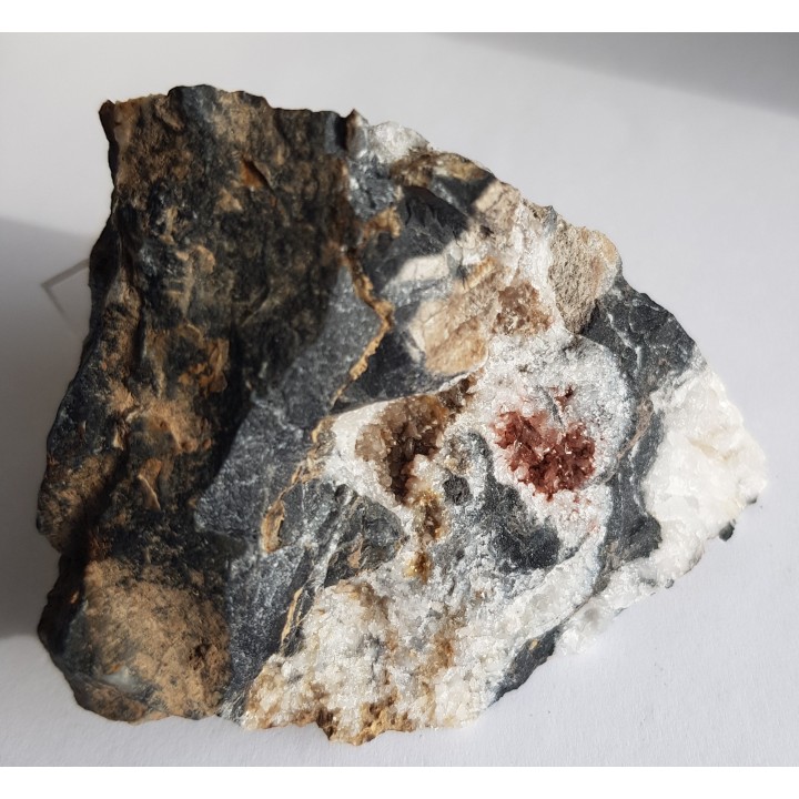 Kwarc z hematytem z łupków krzemionkowych z Gozdna