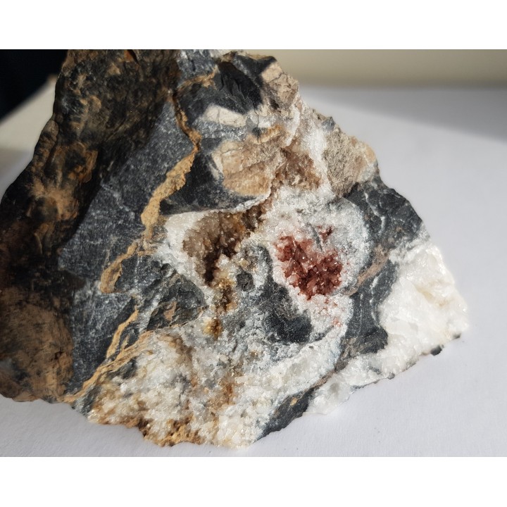 Kwarc z hematytem z łupków krzemionkowych z Gozdna