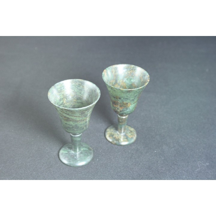 Unikatowa para kamienych kieliszków wykonanych ze żmijowca