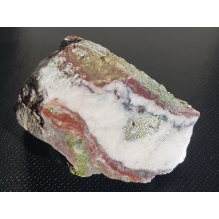 Chalkopiryt w żyle kalcytowej z Kowar