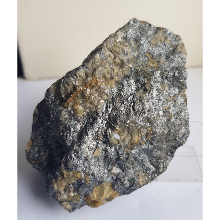 Okaz masywnego tetraedrytu z wrostkami syderytu z Rożnawy (Słowacja)