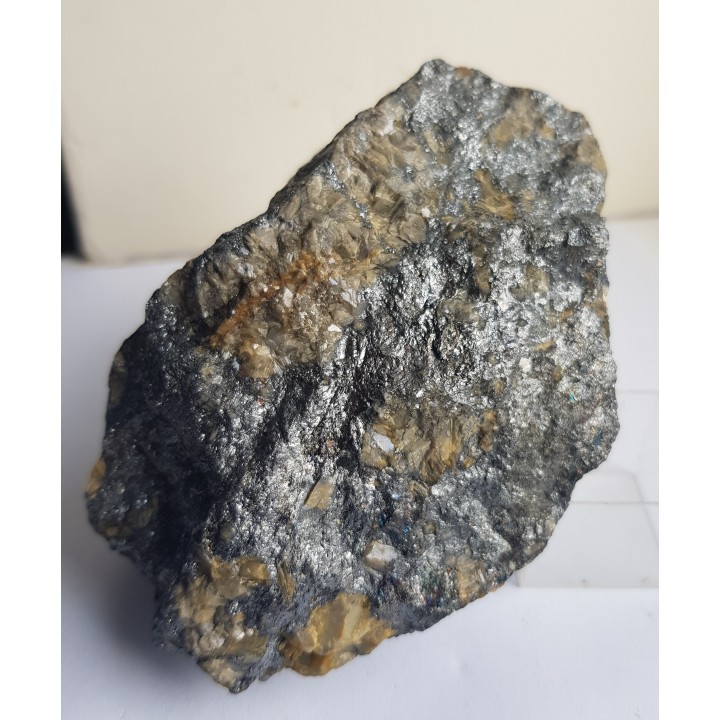 Okaz masywnego tetraedrytu z wrostkami syderytu z Rożnawy (Słowacja)