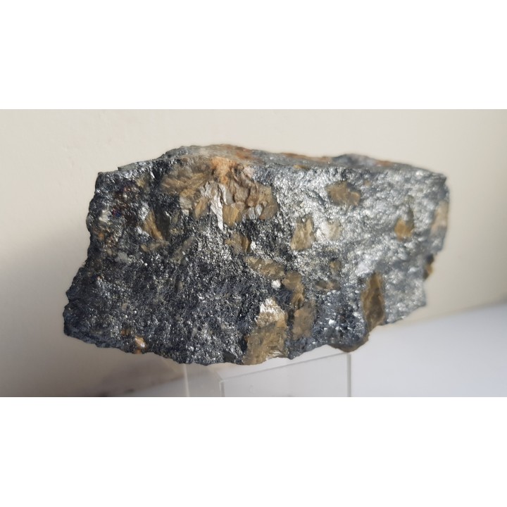 Okaz masywnego tetraedrytu z wrostkami syderytu z Rożnawy (Słowacja)