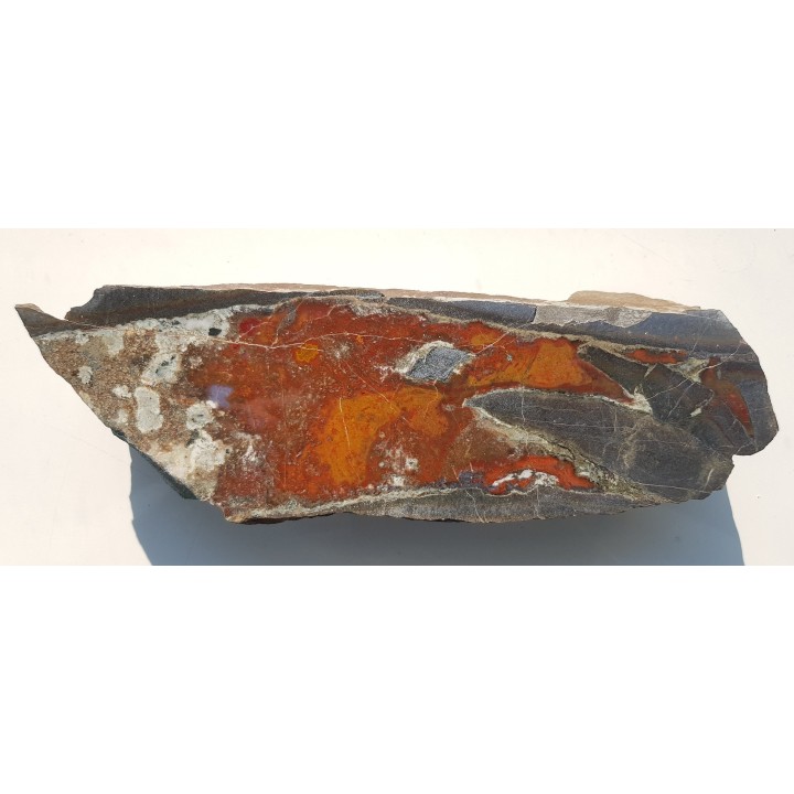 Piękna żyła z jaspisem w trachybazalcie