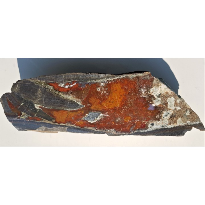 Piękna żyła z jaspisem w trachybazalcie