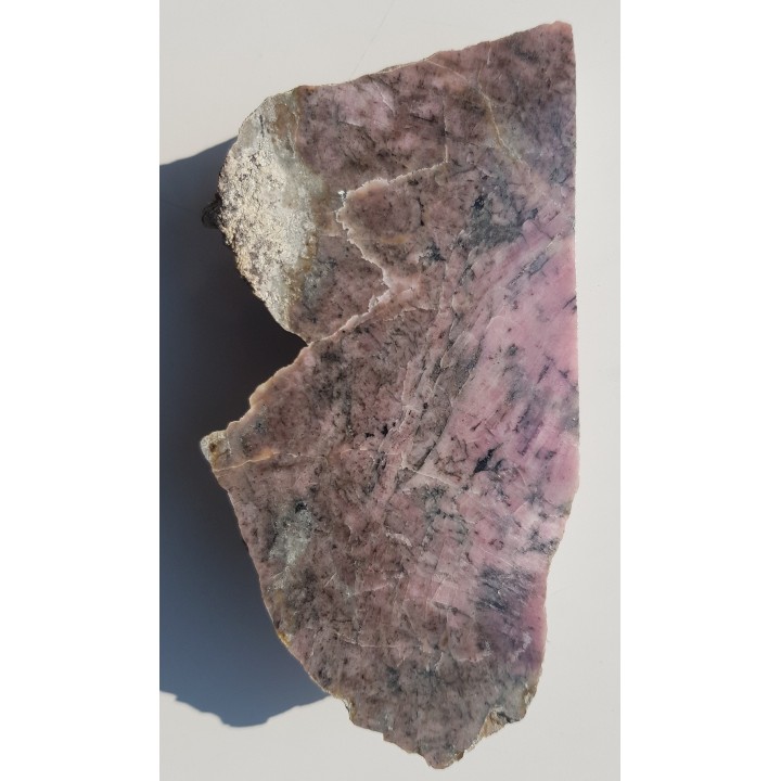 Okaz różowego klinozoisytu z Nasławic