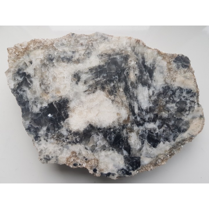 Polerowana płyta pryzmatynu, rzadkiego boranokrzemianu ze Szwecji