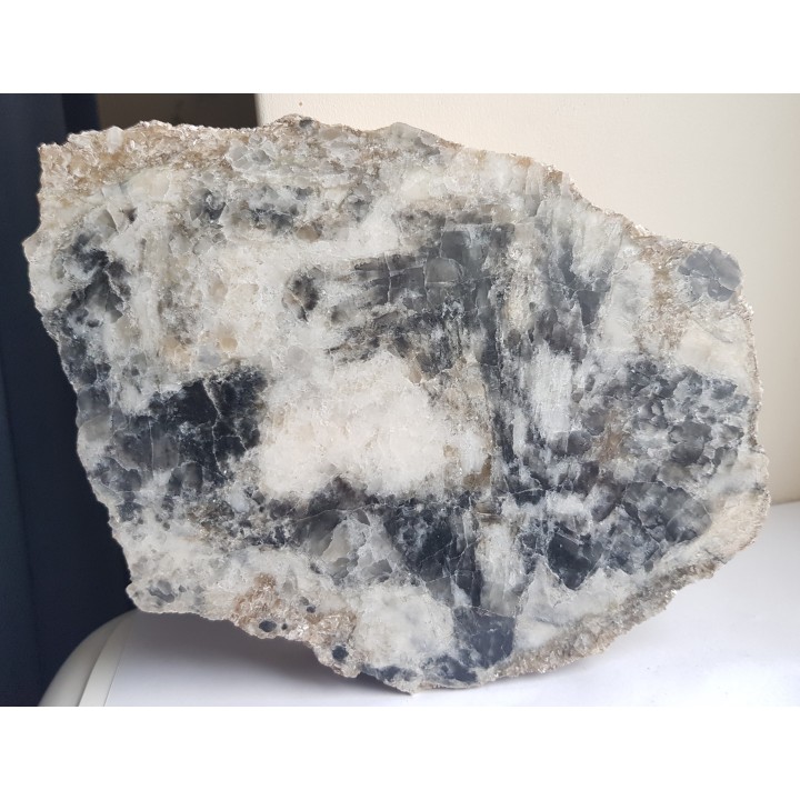 Polerowana płyta pryzmatynu, rzadkiego boranokrzemianu ze Szwecji