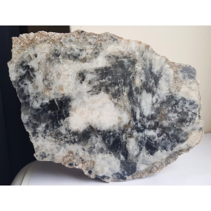 Polerowana płyta pryzmatynu, rzadkiego boranokrzemianu ze Szwecji