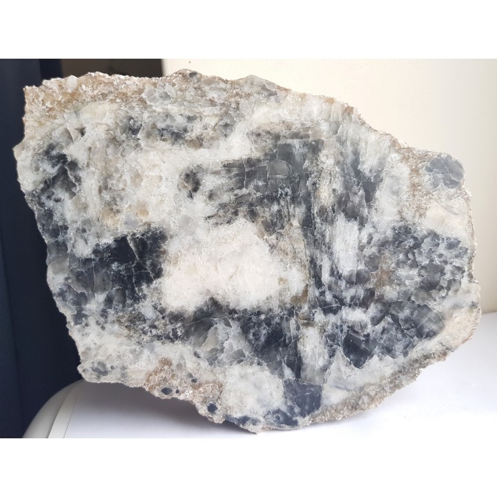 Polerowana płyta pryzmatynu, rzadkiego boranokrzemianu ze Szwecji