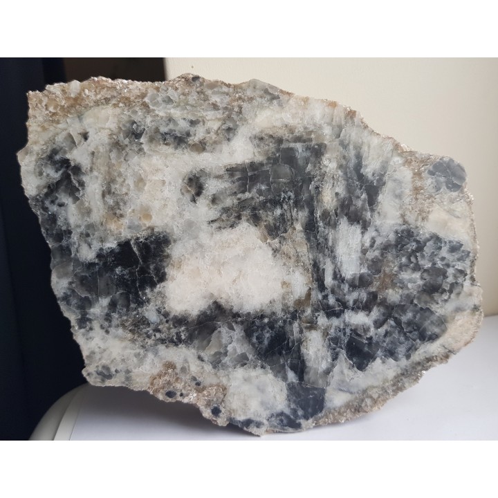 Polerowana płyta pryzmatynu, rzadkiego boranokrzemianu ze Szwecji