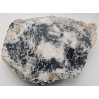 Polerowana płyta pryzmatynu, rzadkiego boranokrzemianu ze Szwecji