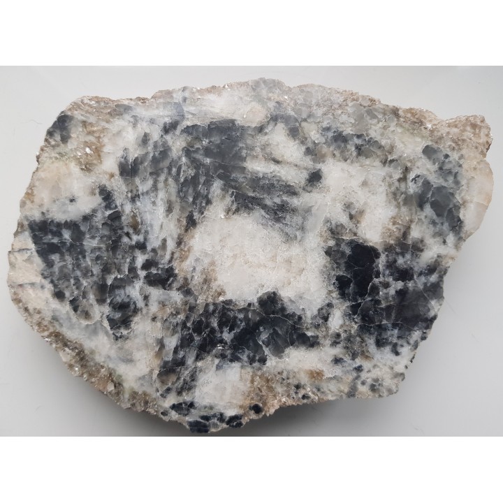 Polerowana płyta pryzmatynu, rzadkiego boranokrzemianu ze Szwecji