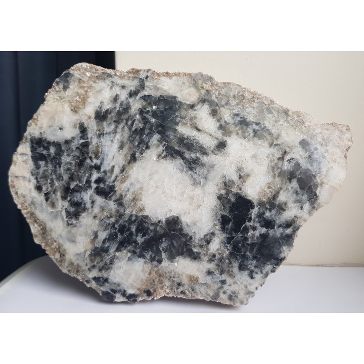 Polerowana płyta pryzmatynu, rzadkiego boranokrzemianu ze Szwecji