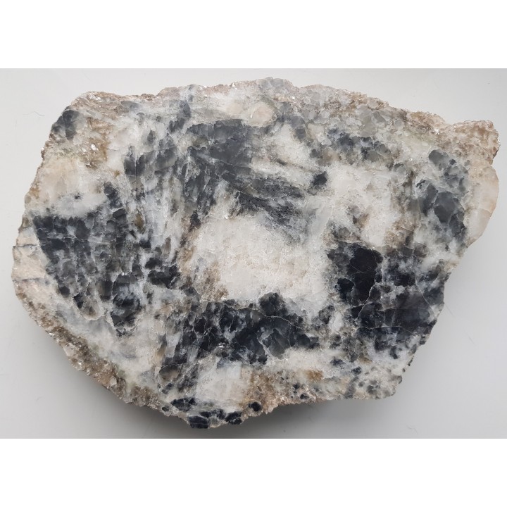 Polerowana płyta pryzmatynu, rzadkiego boranokrzemianu ze Szwecji