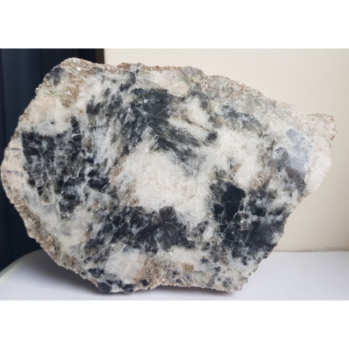 Polerowana płyta pryzmatynu, rzadkiego boranokrzemianu ze Szwecji