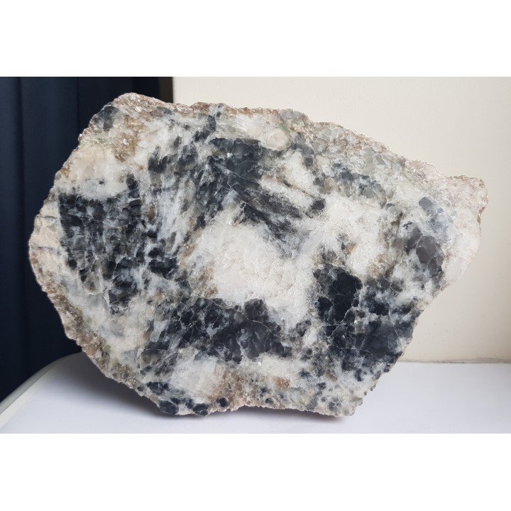 Polerowana płyta pryzmatynu, rzadkiego boranokrzemianu ze Szwecji