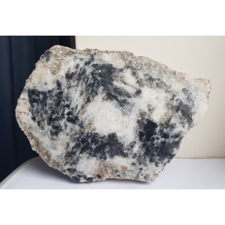 Polerowana płyta pryzmatynu, rzadkiego boranokrzemianu ze Szwecji